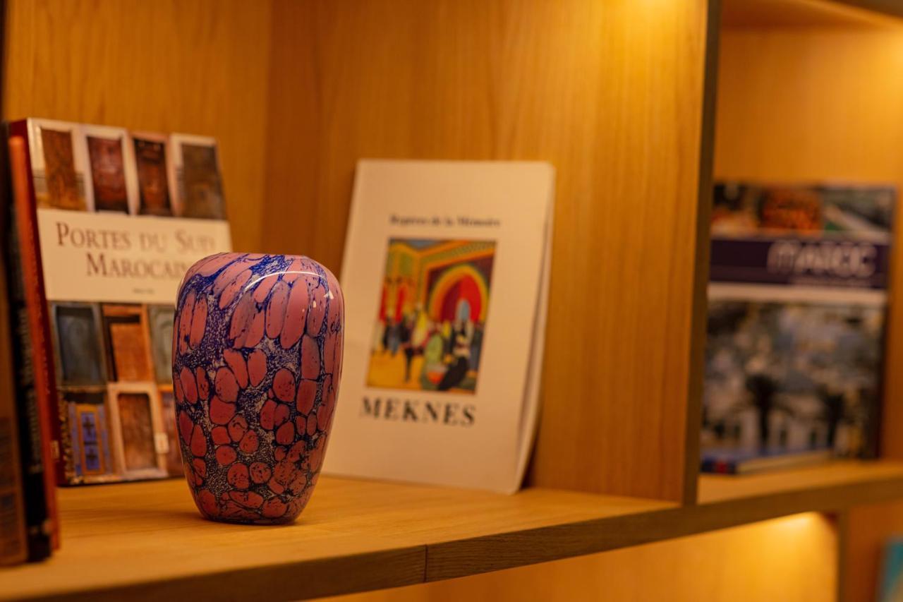 Hotel Jadali & Spa Маракеш Екстериор снимка A book by Roger Raveel in the library of the University of Ghent