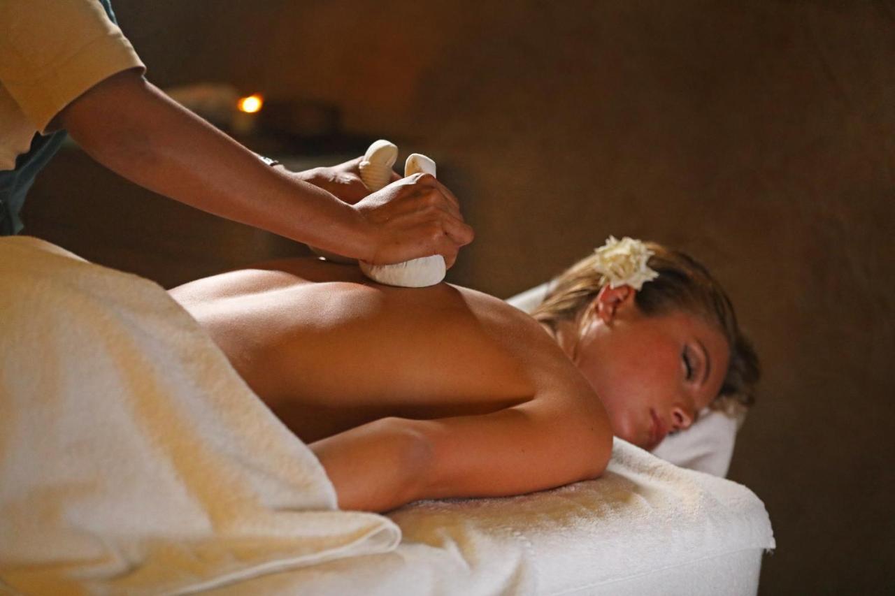 Hotel Jadali & Spa Маракеш Екстериор снимка A woman receiving a massage with hot stones